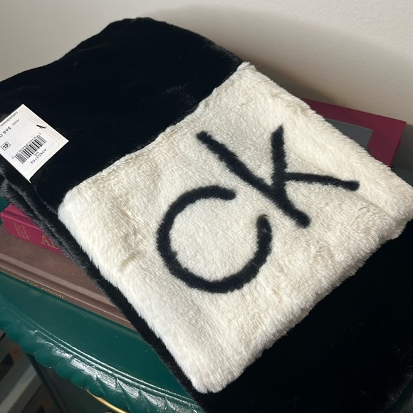 NWT Calvin Klein Faux Fur Black and White Super Soft Scarf with CK Logo - Picture 2 of 5
